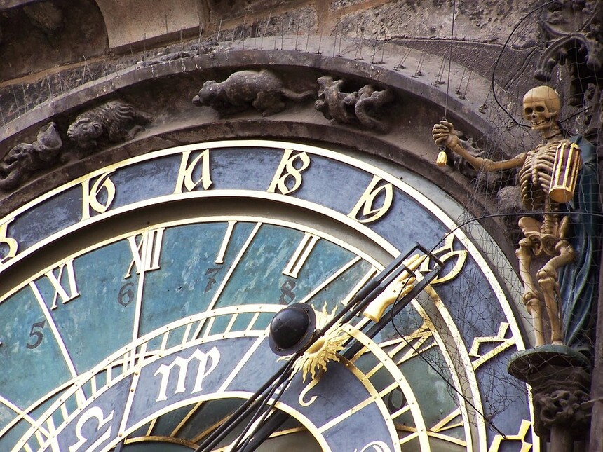 Nejznámější renesanční astronomické hodny najdeme v Praze. Staroměstský orloj mimo jiné ukazuje Měsíční fáze a postavení Měsíce vzhledem ke Slunci. Zdroj: