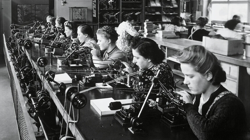 Dobová fotografie z továrny z roku 1938. Zdroj: Oris.ch