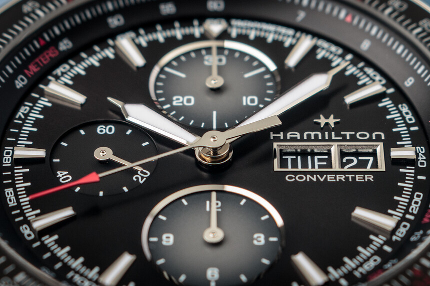 Day-Date u Hamilton Khaki Aviation Converter ve dvou oddělených oknech a věncích.