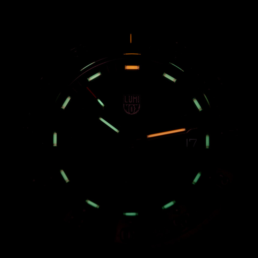 . Každé hodinky značky Luminox používají malé samonapájecí plynové trubice. Tyto mikro plynové světlomety (borosilikátové skleněné kapsle) jsou instalovány v ručíčkách, logu značky a tam, kde je to vhodné. Tyto světelné trubice jsou bezpečné pro člověka a nezávadné pro životní prostředí.