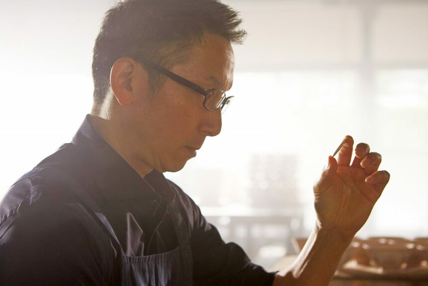 Hiroyuki Hashiguchi je mistr řemesla a se svým týmem vyrábí porcelánové číselníky přímo v Aritě.
