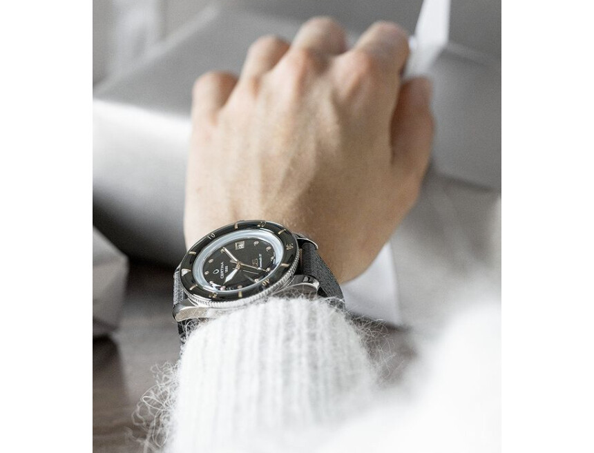 Vypouklé sklíčko dává hodinkám nejen požadovaný nádech retra, ale také úžasnou hloubku.