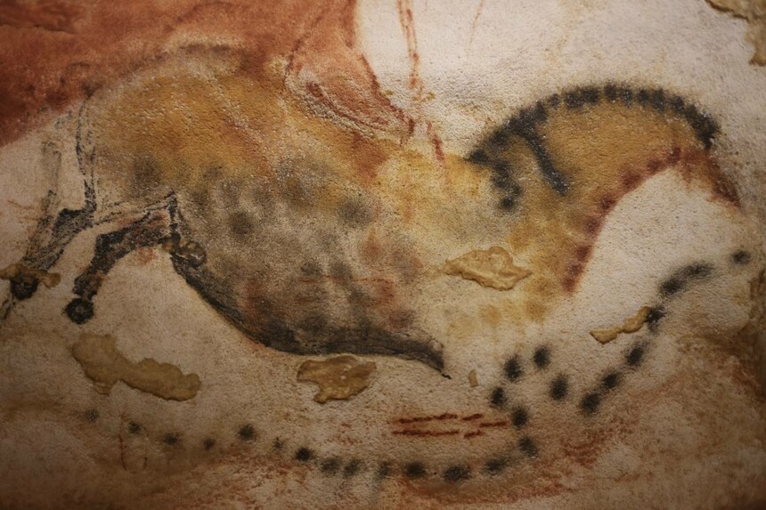 Nástěnná malba v jeskyni v Lexcaux stará 15 000 let. Zdroj: www.life-gazing.com