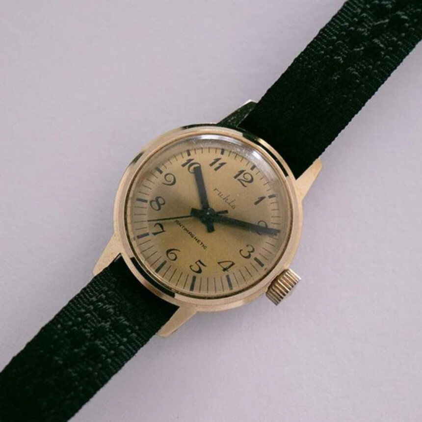 Německé hodinky Ruhla ze 70. let. Zdroj: https://vintageradar.com/
