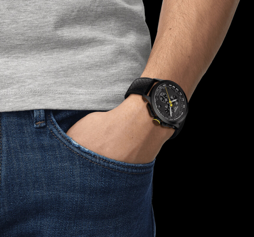 Průměr pouzdra činí 45 mm a hodinky tak nejsou zrovna drobnou záležitostí.
