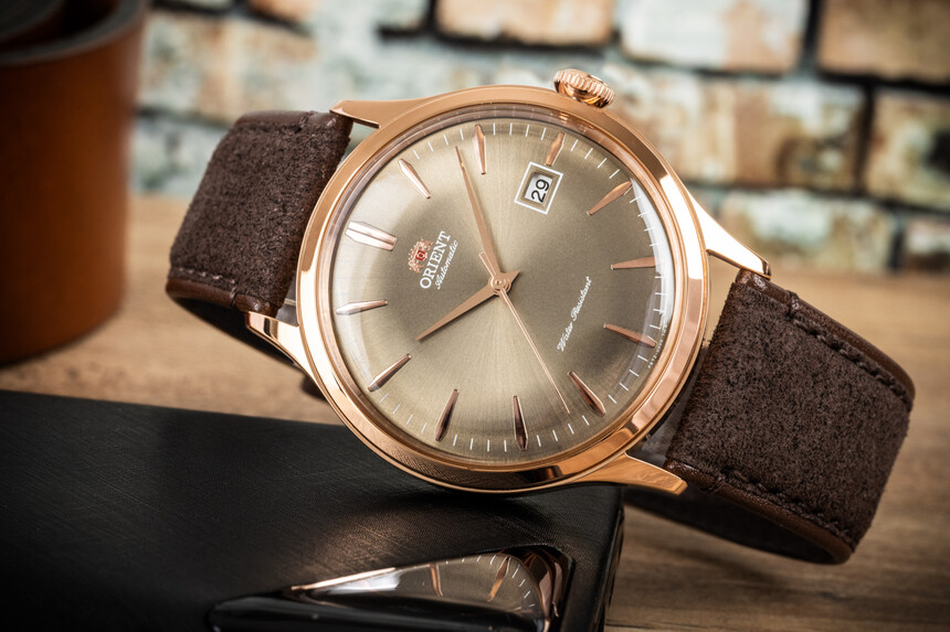 Orient Bambino s pouzdrem v měděné barvě.
