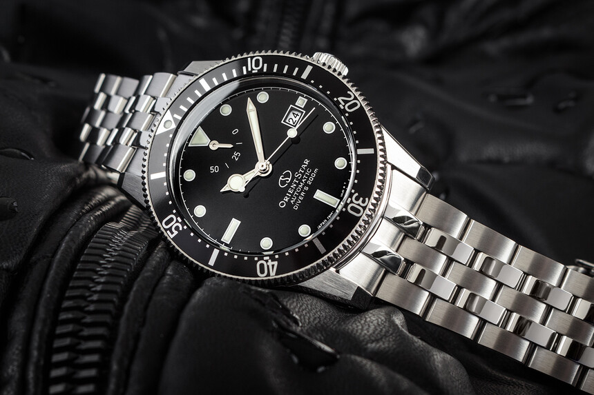 Orient Star Diver 1964 s temně černým číselníkem. V balení je vždy i náhradní pryžový řemínek.