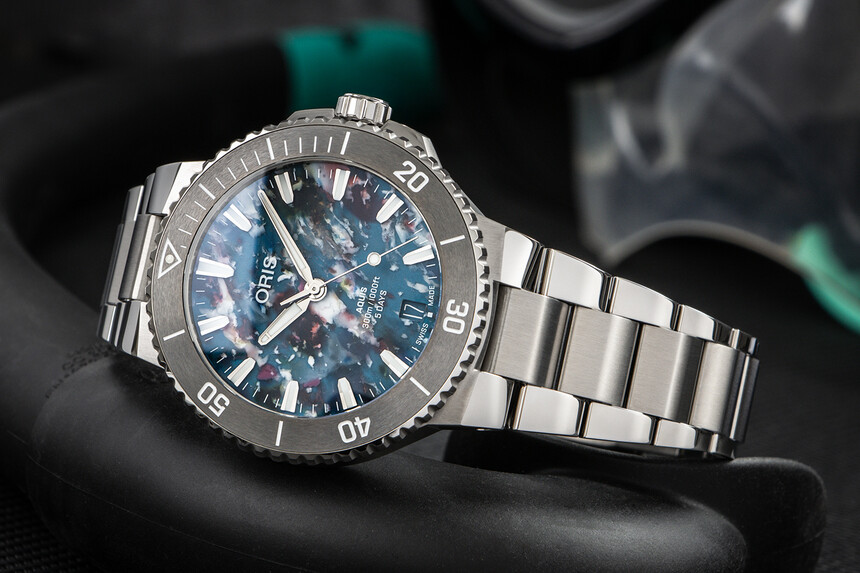 Model Oris Aquis Date Upcycle má číselník vyrobený z recyklovaného plastu. Je to způsob, jak poukázat na problém a hledat řešení. Foto: Hodinky 365