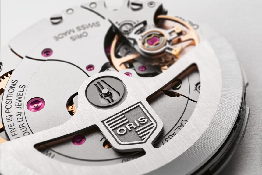 Oris u kalibrů 400 používá kluzné ložisko místo kuličkového pro uchycení rotoru – tato konstrukce zvyšuje mechanickou spolehlivost, snižuje hlučnost a prodlužuje životnost. Na fotce kalibr 403.