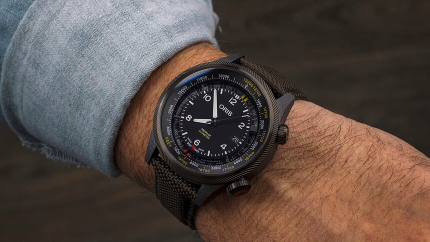 Oris ProPilot Altimeter je výjimečný model, který kombinuje tradiční hodinářské řemeslo s pokročilou mechanickou funkcí – integrovaným výškoměrem. Tento model je určen pro piloty, horolezce a dobrodruhy, kteří ocení přesné měření nadmořské výšky bez nutnosti elektroniky.