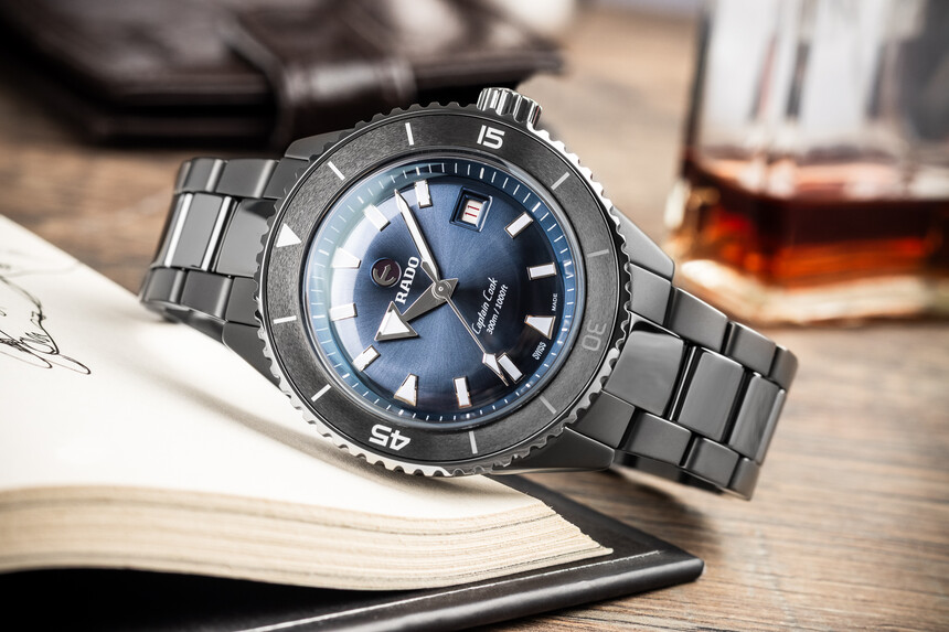 Rado Captain Cook R32144202 ze současné kolekce.
