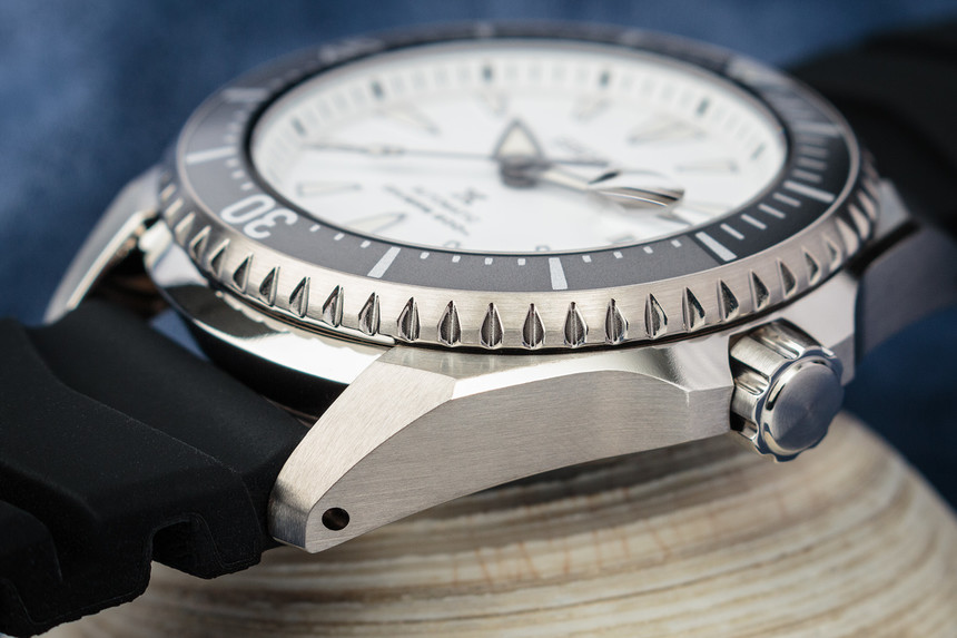 U titanu je zásadní, jakou povrchovou úpravu výrobce dokáže hodinkám zajistit. U Seiko Shogun je to Super-Hard coating, chránící před poškrábáním takřka dokonale.