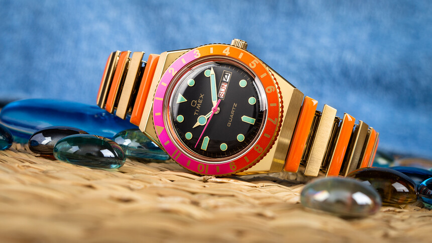 Dámské Timex Q Reissue Malibu ve zlato-oranžovém provedení.
