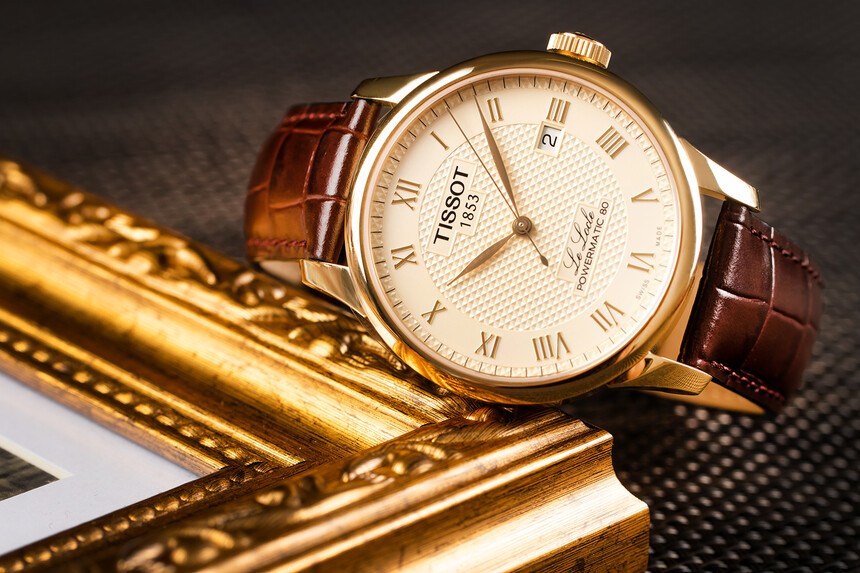 Model Tissot Le Locle ve zlatém provedení skvěle doplní hnědé kožené boty a doplňky.