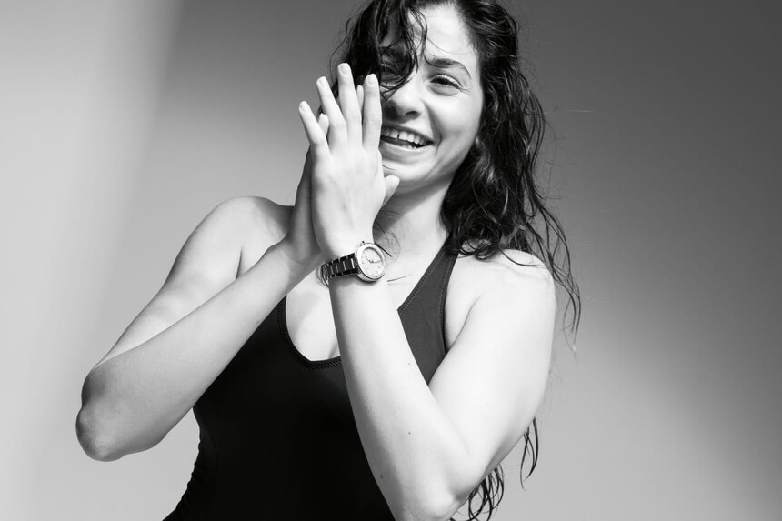 Yusra Mardini utekla v 17 letech před válkou v Sýrii. Jako olympijská plavkyně dnes učí uprchlíky plavat v rámci projektu Welcome 66. Je hrdou ambasadorkou Oris.