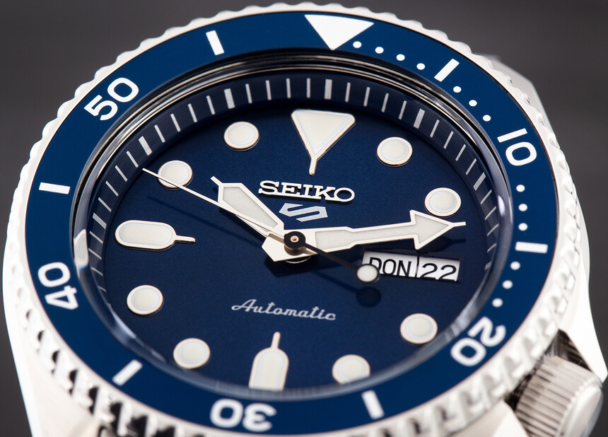Seiko 5 Sports v potápěčském stylu s modrým číselníkem.