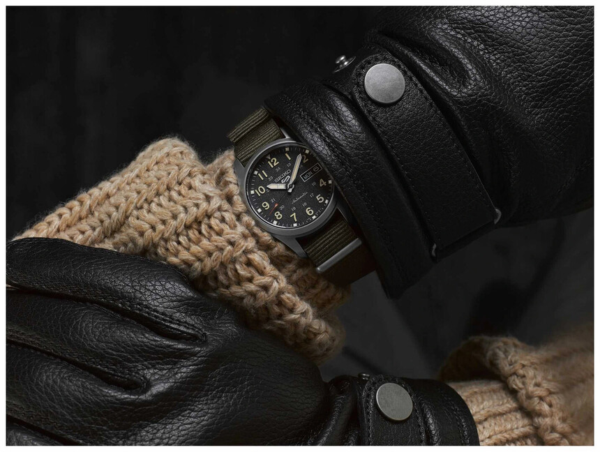 Seiko 5 Sports na hnědém NATO řemínku.