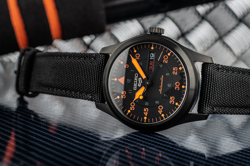 Seiko 5 Sports v pilotním stylu a černo-oranžovém designu.