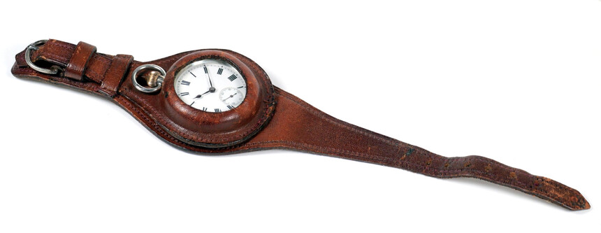 Typické uchycení kapesních hodinek v koženém pouzdru. Foto: vintagewatchstraps.com