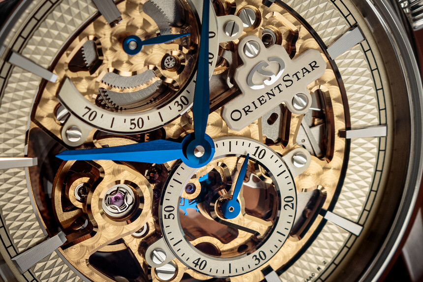 Křemíkové krokové kolo se specifickou modrou barvou (hodinky Orient Star Classic M45 F8 Skeleton).
