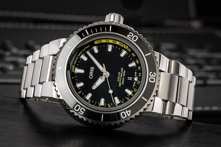 Varianta Oris Depth Gauge na ocelovém náramku.