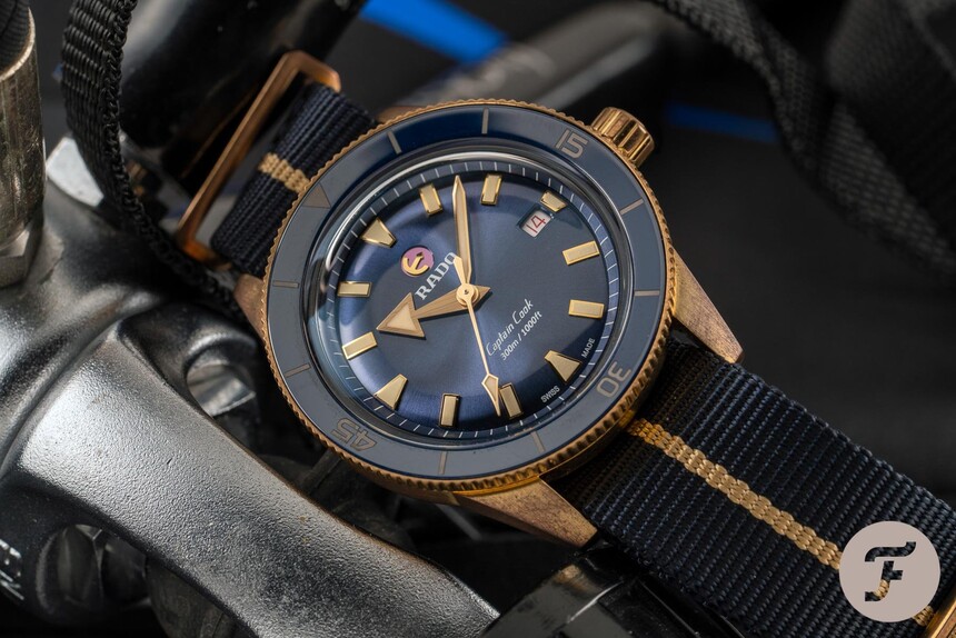 Začínající patina na modelu Captain Cook Bronze. Zdroj: www.fratellowatches.com