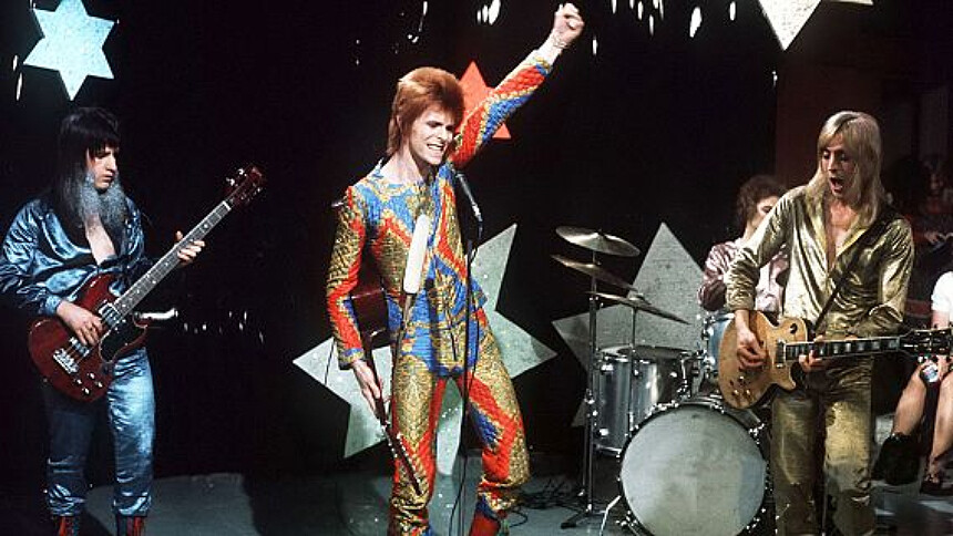 Nejslavnější představitel glam-rocku byl androgynní David Bowie. Zdroj: https://www.rtve.es/