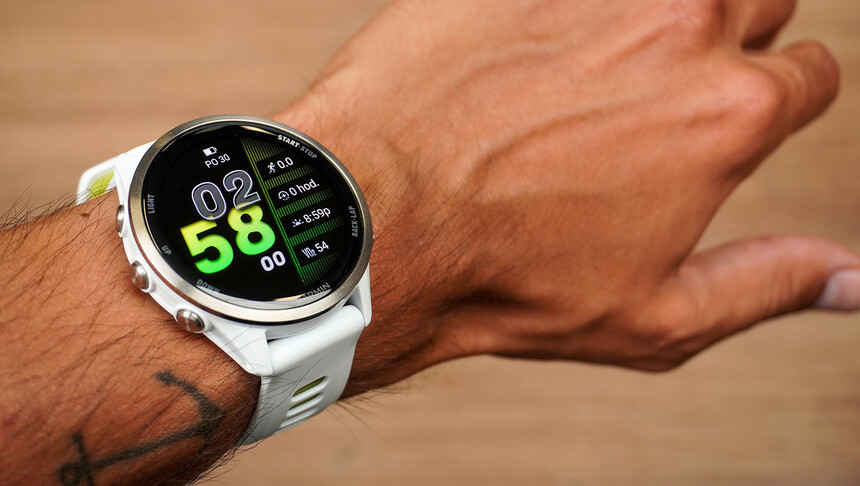 Forerunner 970 na zápěstí o obvodu 16,5 cm