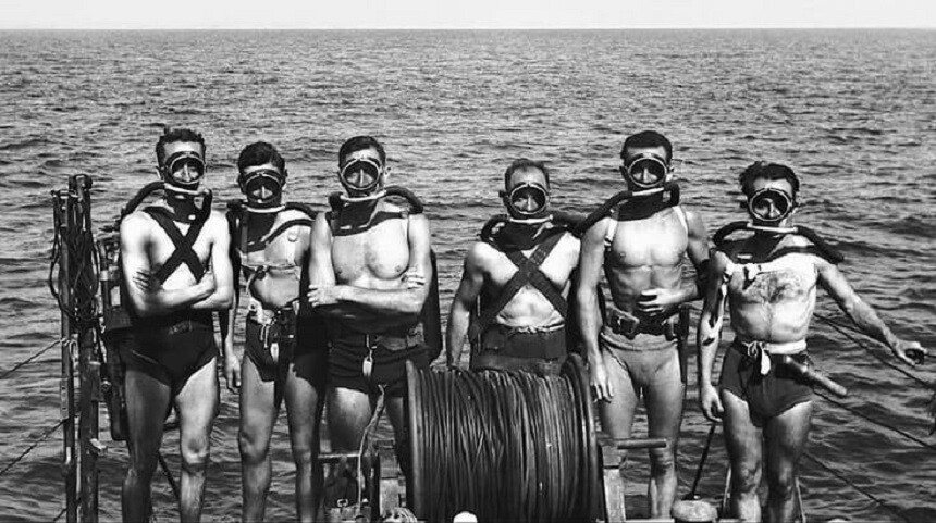 Francouzský námořní tým v roce 1947 s Jacquesem-Yvesem Cousteauem. Foto: uk.aqualung.com