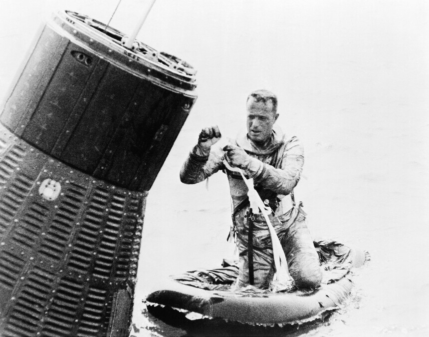 Astronaut Carperter po přistání do oceánu. Foto: NASA