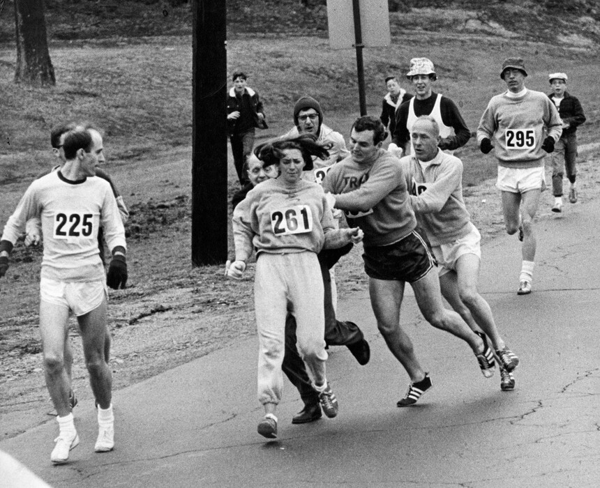 V roce 1967 se Kathrine Switzet stala první ženou, která absolvovala Bostonský maraton, přestože to tehdejší pravidla zakazovala. Maraton dokončila, přepsala historii a o pět let později se účast žen povolila. Zdroj: