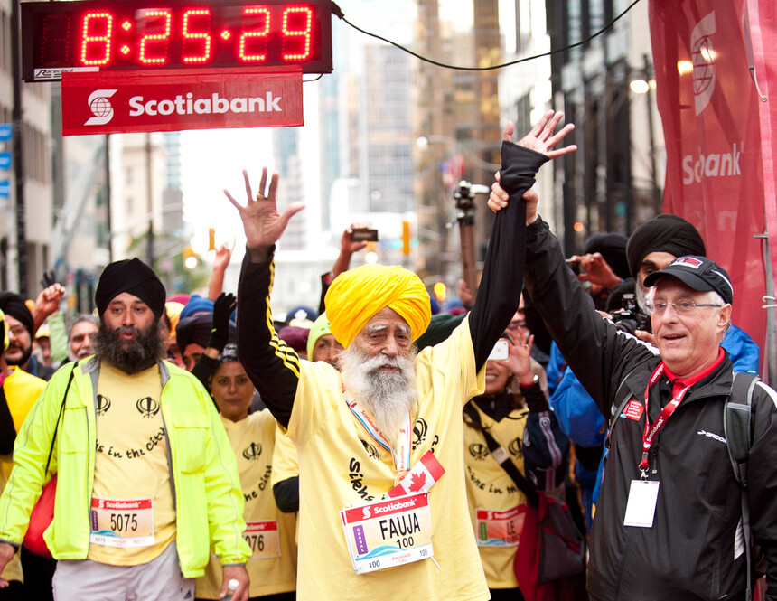 V roce 2019 se Fauja Singh stal nejstarším člověkem, který dokončil maraton. Bylo mu tehdy 100 let. Zdroj: Ravi Singh