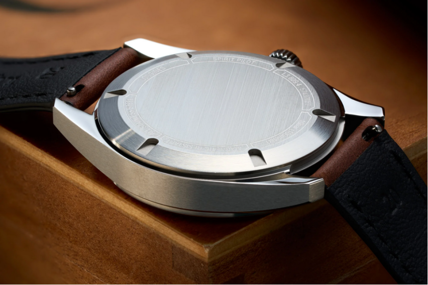 Dýnko hodinek nabízí štedrou plochu pro gravírování. Zdroj: www.teddybaldassarre.com