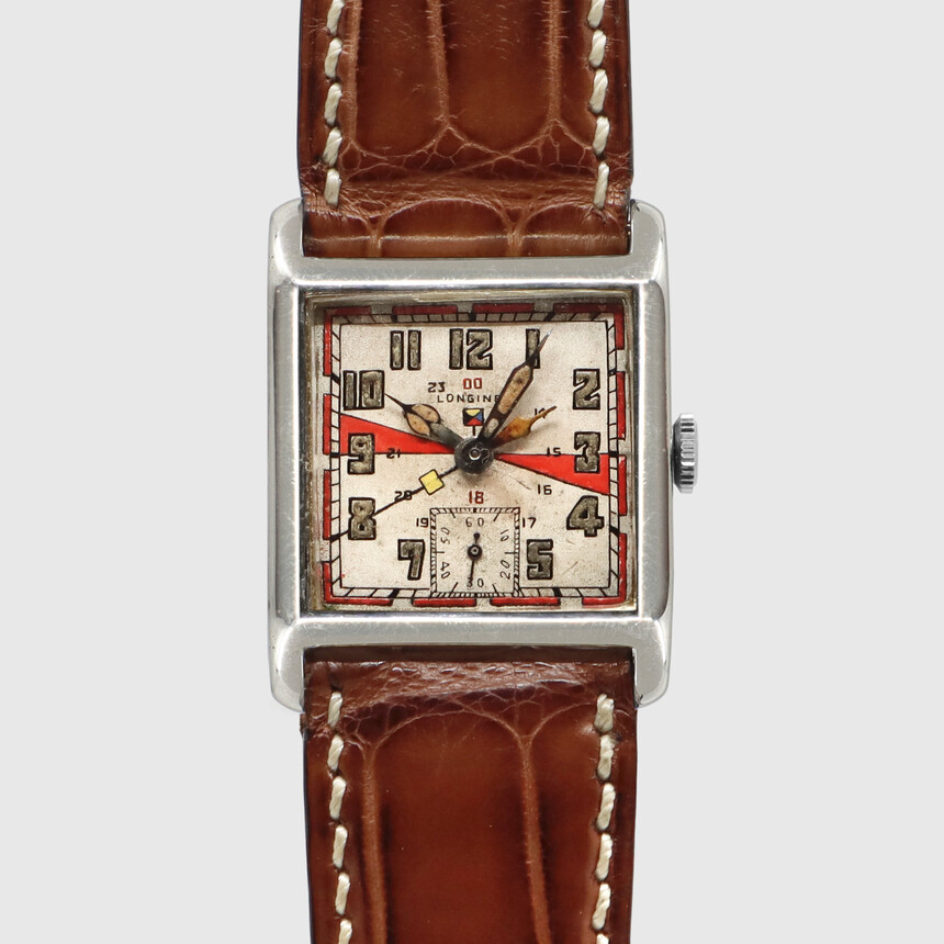 Červeně vyznačené úseky na číselníku představují období rádiového klidu. Zdroj: www.monochrome-watches.com