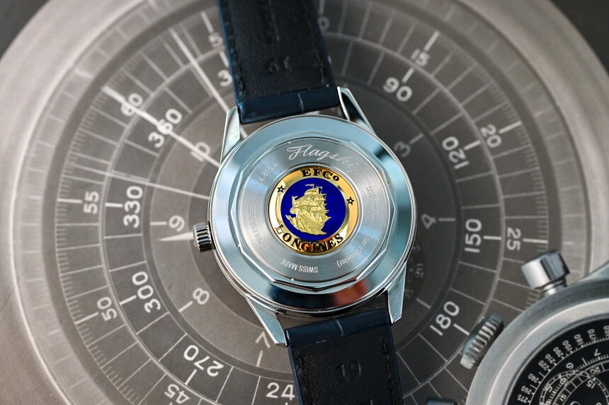 Medailon, na kterém je vyobrazena španělská karavela, je zhotoven z 18k zlata a enamelové úpravy. Zdroj: www.hodinkee.com