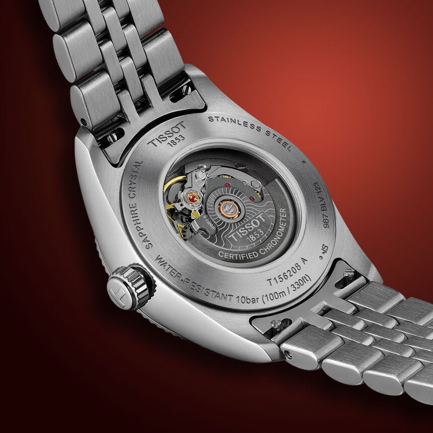 Pohled skrze průhledné dýnko na Powermatic 80 COSC. Zdroj: www.monochrome-watches.com