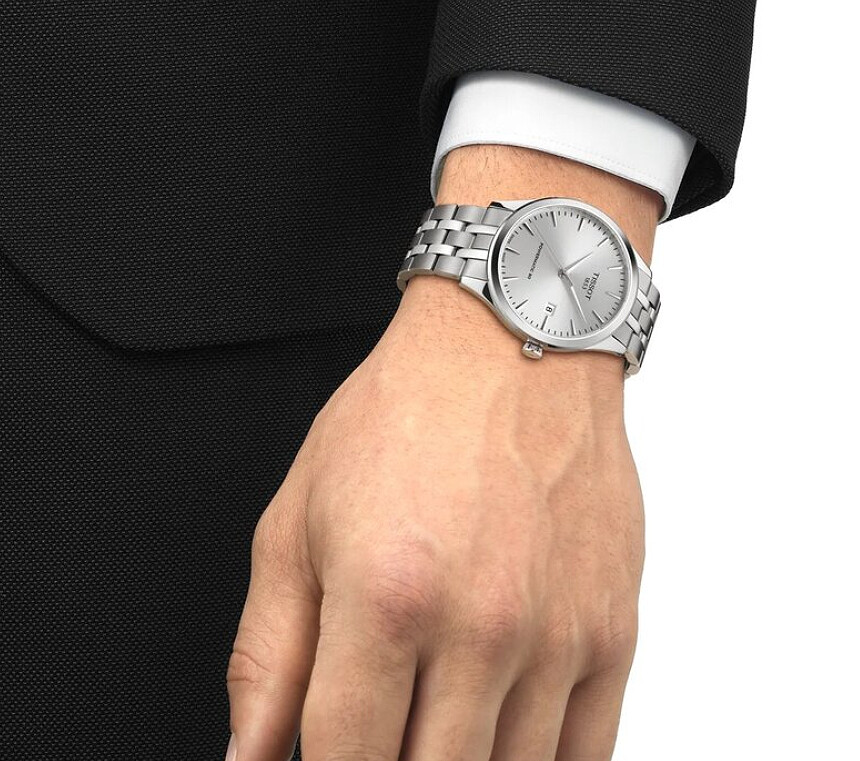 Model je dostupný jak na kůži, tak na oceli.