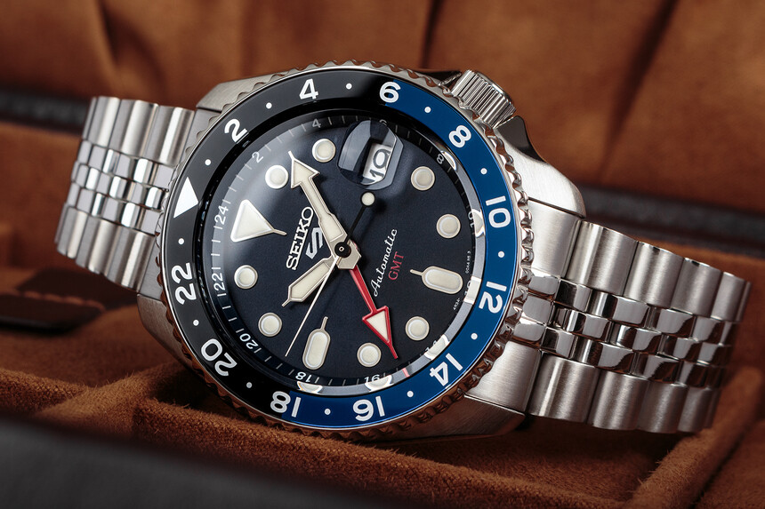 U pětek najdeme jak fieldově profilované menší modely, tak hodinky s designem typicky potápkovým. Velmi oblíbené jsou taky pětky s komplikací GMT.