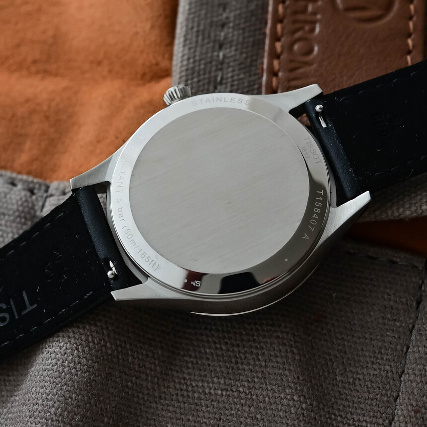 O nějaké úrovni zdobení se asi nemá u tohoto strojku moc cenu bavit, proto jej Tissot chytře zakryl plným dýnkem s plochou, která přímo svádí k osobnímu gravíru.