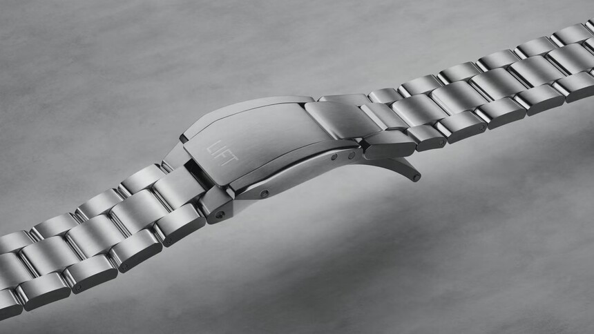 Lift spona se odepíná stejným způsobem, jako třeba spona na bezpečnostním páse v letadle.