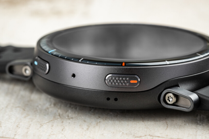 Tlačítka mají ještě lehké drážkování, což usnadňuje jejich ovládání.