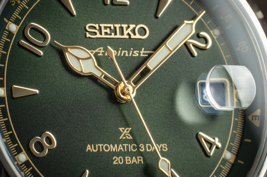 Safírové sklíčko má vnitřní antireflexní vrstvu.