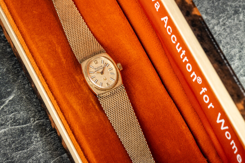 Bulova Accutron s ladičkovým strojkem.