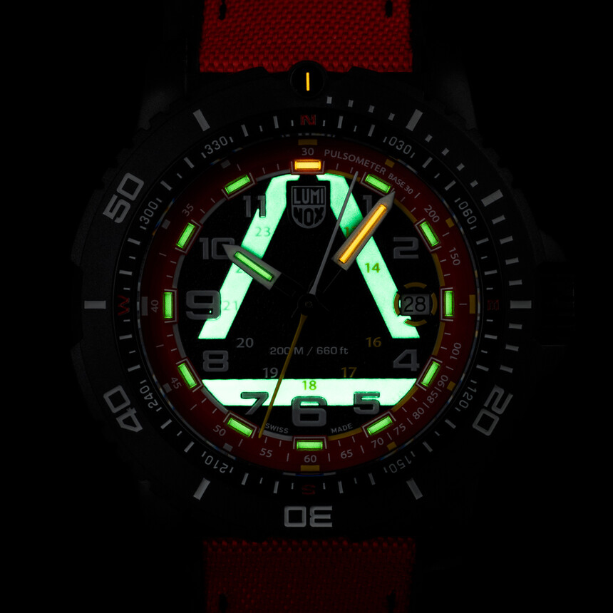 Ve středu číselníku můžeme spatřit symbol asociace ICE-SAR, opatřené nánosem švýcarského nátěru Super-Luminova.