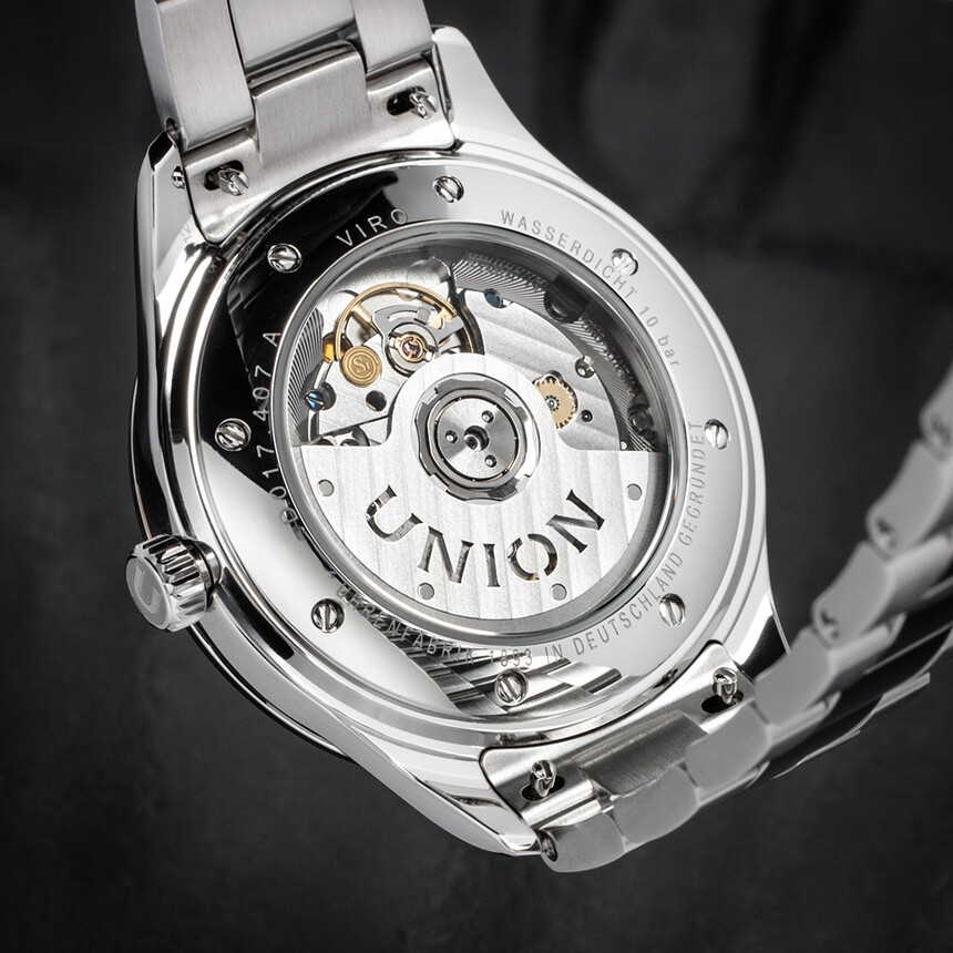 Kalibr UNG-07.S1 nabízí příjemnou úroveň zdobení a modřené šroubky. Ocenit jej můžete přes průhledné dýnko.