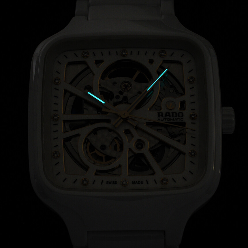 Luminiscence (SuperLuminova) je decentní, ale efektivní.