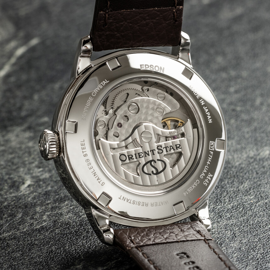 Pohled na kalibr Orient Star F7H44 skrze průheldné dýnko.