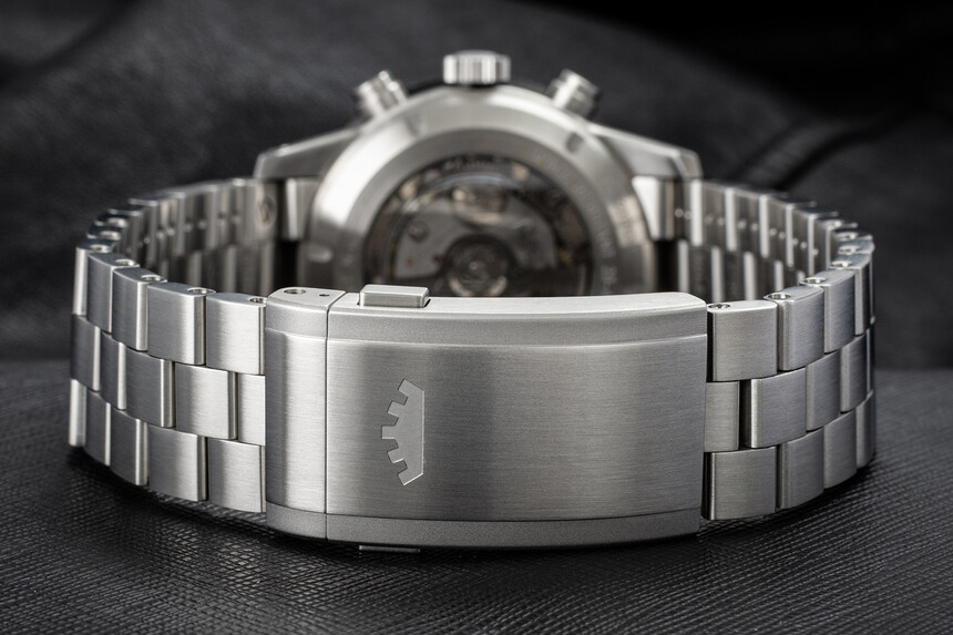 Spona je ozdobena tradičním logem korunky.