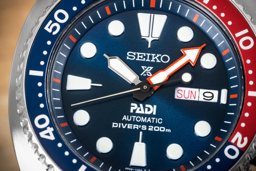 Nápis DIVER'S na číselníku značí potápěčskou certifikaci ISO 6425.