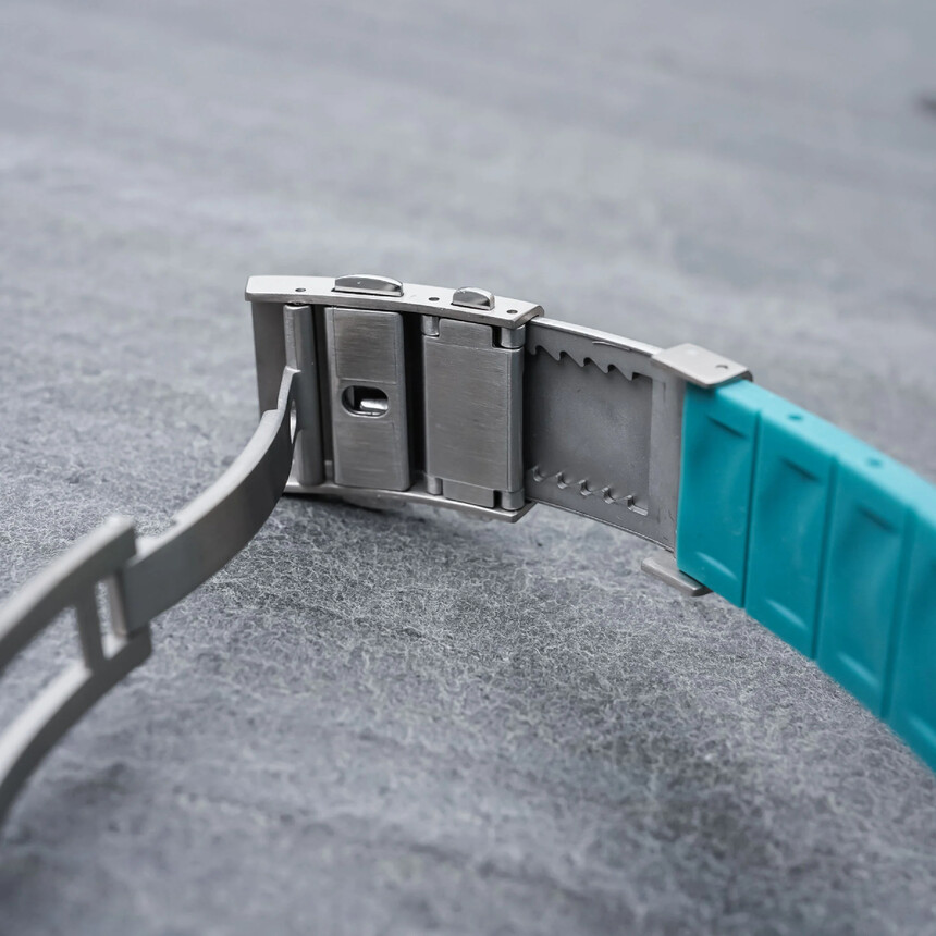 Spony disponují potápěčskou extenzí. Zdroj: ttps://monochrome-watches.com